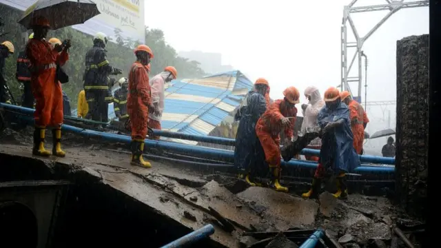 मुंबईतील ब्रिज कोसळला