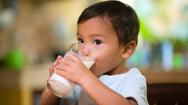 Niño tomando leche