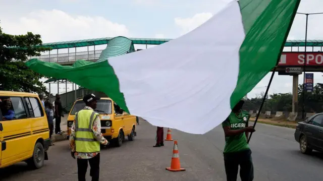 Ọmọ Naijiria kan n gbe aṣia dani