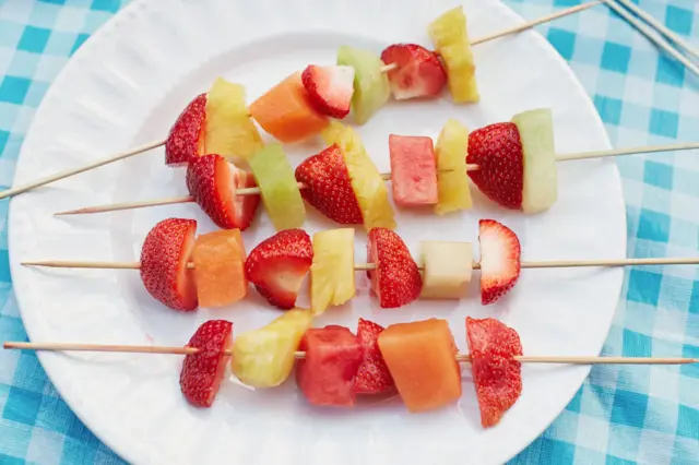brochettes de fruits saines