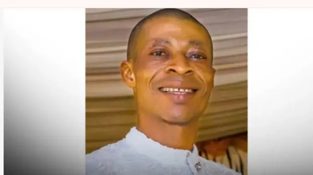 Pasito Ajiboye Olayinka, o wọsọ funfun, o n rẹrin-in, eeyan pupa ni.