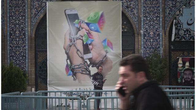 Um homem iraniano segura seu smartphoneapp betano iphonefrente a um cartaz — na imagem, uma mão acorrentada segura um smartphone,app betano iphoneonde saem ilustraçõesapp betano iphonecubos com íconesapp betano iphonerede social — no Grand Bazarapp betano iphoneTeerãapp betano iphone3app betano iphonedezembroapp betano iphone2022