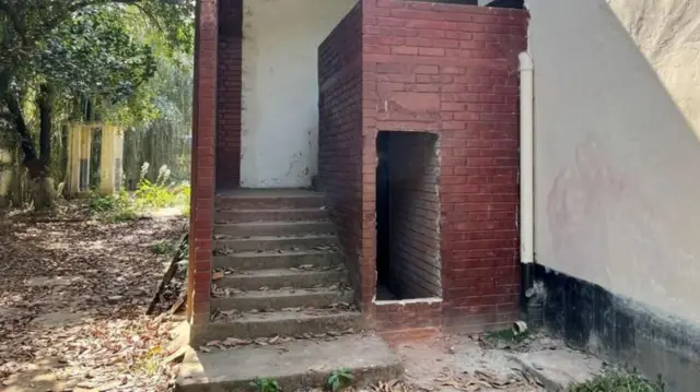 ਉਹ ਥਾਂ ਜਿਸ ਨੂੰ ਗੁਪਤ ਜੇਲ੍ਹ ਨੂੰ ਲੁਕਾਉਣ ਲਈ ਇੱਟਾਂ ਨਾਲ ਢੱਕਿਆ ਗਿਆ ਸੀ