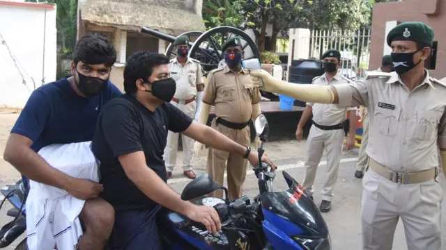 বিহারের রাস্তায় পথচারীদের থার্মাল স্ক্রিনিং করছে মিলিটারি পুলিশ