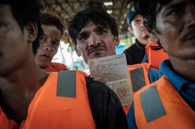 ထိုင်း အလုပ်လုပ်ခွင့် လက်မှတ်ကိုင်ဆောင်ထားတဲ့ မြန်မာလုပ်သားတွေ