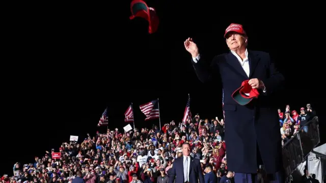 Трамп і раніше брехав, але відверта брехня про Україну руйнує довіру до США у світі, - FT 2 Трамп з прихильниками