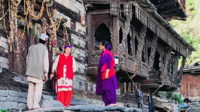 কুলু অঞ্চলের একটি পুরুষ-প্রধান গ্রাম।