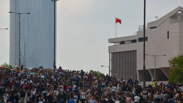 占领区旁就是悬挂中国国旗的驻港解放军总部。