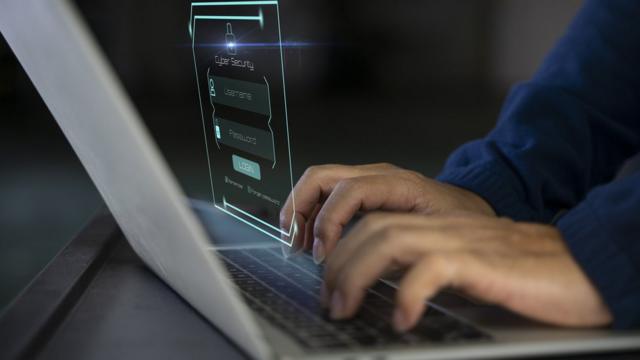 Foco nas mãoscasino online minimo depositouma pessoa digitandocasino online minimo depositoum laptop