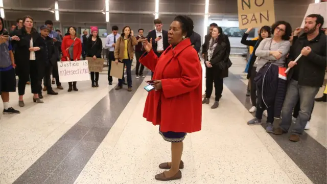 شیلا جکسون، نماینده دولت، برای معترضان به فرمان اجرایی دونالد ترامپ در فرودگاه جورج بوش هیوستون صحبت میکند