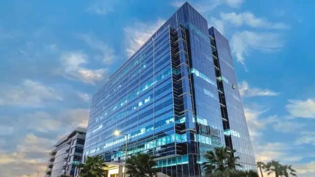 அபுதாபி நிறுவனத்தின் பின்னணி என்ன?