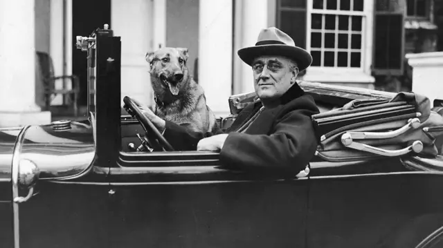 Le président Roosevelt photographié avec son berger allemand Major – recevait souvent des amis chez lui, à Hyde Park-on-Hudson.
