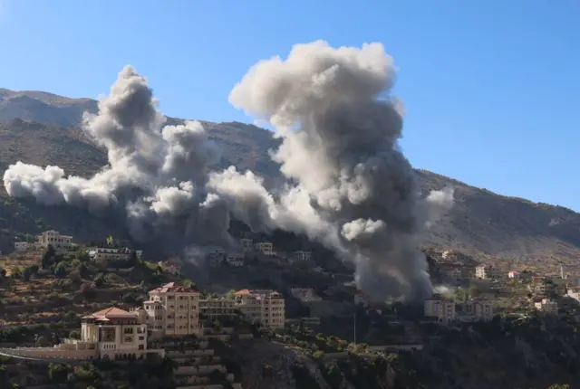 Una columna de humo sobre una zona que Israel bombardeó en el sur del Líbano