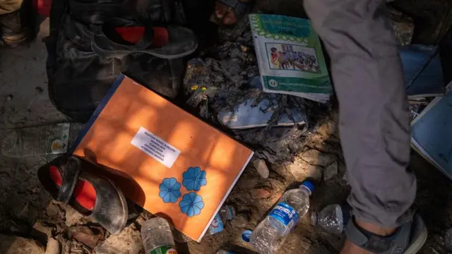 दुर्घटनास्थलमा छरिएका विद्यार्थीका सामग्री