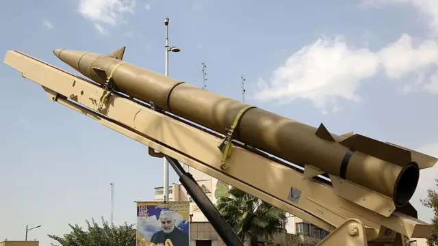 27 सितंबर 2025 को तेहरान के बहारिस्तान स्क्वायर में ईरान के 'सेक्रेड डिफ़ेंस वीक' के तहत और ईरान-इराक युद्ध की 45वीं बरसी के मौके पर बैलिस्टिक मिसाइलें, वायु रक्षा प्रणालियाँ और मानवरहित हवाई वाहन (ड्रोन) प्रदर्शित किए गए. यह युद्ध 1980 में शुरू हुआ था और आठ साल तक चला था.