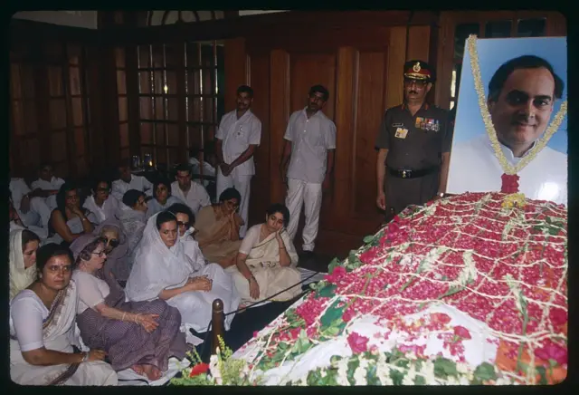 1991 වසරේදී පැවති මැතිවරණ රැස්වීමක් අතර වාරයේදී LTTE සංවිධානයට සම්බන්ධ මරාගෙන මැරෙන බෝම්බකාරියකගේ ප්රහාරයෙන් ඉන්දීය අගමැති රජීව් ගාන්ධි ඝාතනයට ලක්විය.