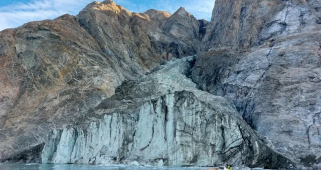 Çökmenin yaşandığı buzul ve arkadaki zirvenin olaydan önceki görüntüsü