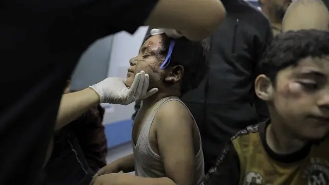 아이의 상처를 돌보는 모습