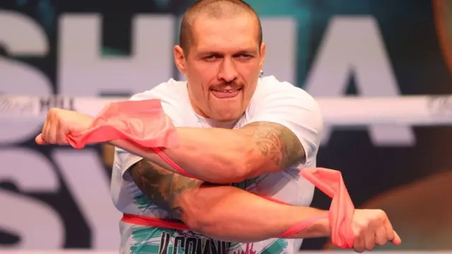 Oleksandr Usyk performs a workout