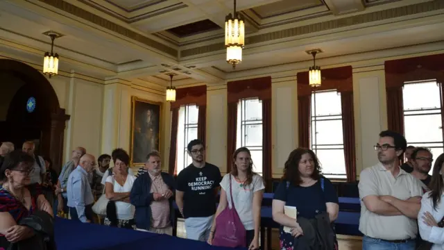 Loca'daki rehberli tura katılan meraklı turistler toplantı odalarından birinde