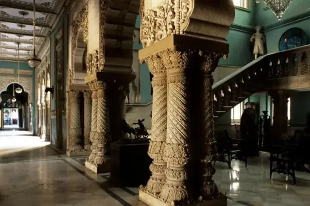 ਲਕਸ਼ਮੀ ਵਿਲਾਸ ਪੈਲੇਸ ਦੇ ਅੰਦਰੂਨੀ ਹਿੱਸੇ ਦੀ ਤਸਵੀਰ