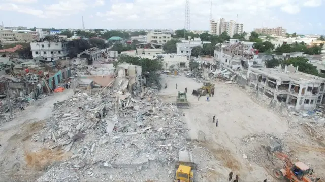 Meeshan waxaa ku yaalay hoteel iyo xarumo ganacsi oo gebi ahaanba burburay