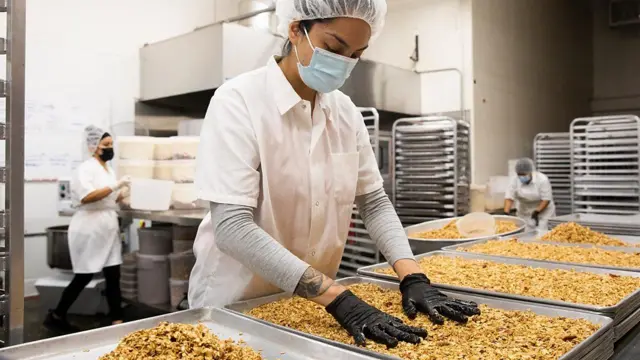 On peut améliorer la valeur nutritionnelle du granola en y ajoutant des noix et du yaourt.