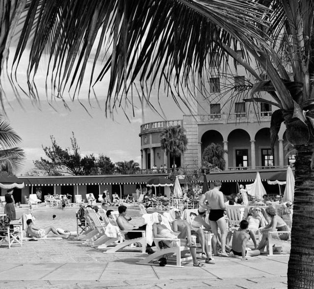 古巴國際大酒店的泳池邊遊客滿滿