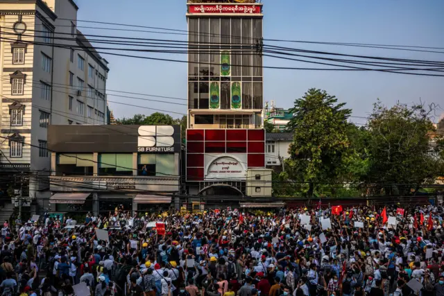 ၂၀၂၁ ခုနှစ် အာဏာသိမ်းပြီးတဲ့နောက် NLD ရုံးချုပ်ရှေ့က ဆန္ဒပြပွဲ
