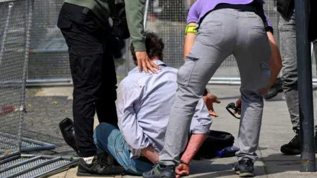 అదుపులో అనుమానితుడి ఫోటో 