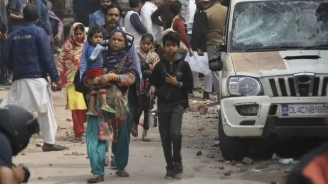 டெல்லியில் வன்முறை: ட்வீட் செய்வதை தவிர கெஜ்ரிவாலால் வேறு எதாவது செய்ய முடியுமா?