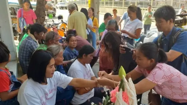 ก่อนศาลอุทธรณ์อ่านคำพิพากษาเมื่อวันที่ 15 พ.ค. ในคดีของนิตยา ม่วงกลาง ชาวบ้านได้จัดให้มีการผูกข้อมือเพื่อส่งกำลังใจแก่ผู้ต้องคดี