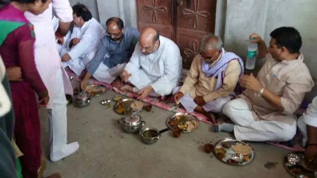 अमित शाह दलितों के यहां भोजन करते