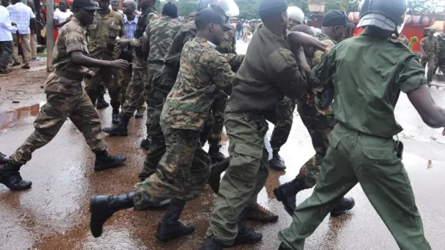 Des policiers guinéens arrêtent un manistant le 28 septembre 2009