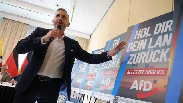 AfD'nin Saksonya-Anhalt seçimlerdeki liste başı adayı Ulrich Siegmund, partisinin sloganı olan "Ülkeni geri al" yazılı dövizi gösteriyor.