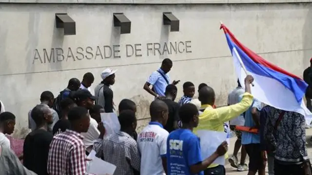 Waandamanaji walipeperusha bendera ya Urusi nje ya ubalozi wa Ufaransa mjini Kinshasa, Jamhuri ya Kidemokrasia ya Kongo, kabla ya ziara ya rais.