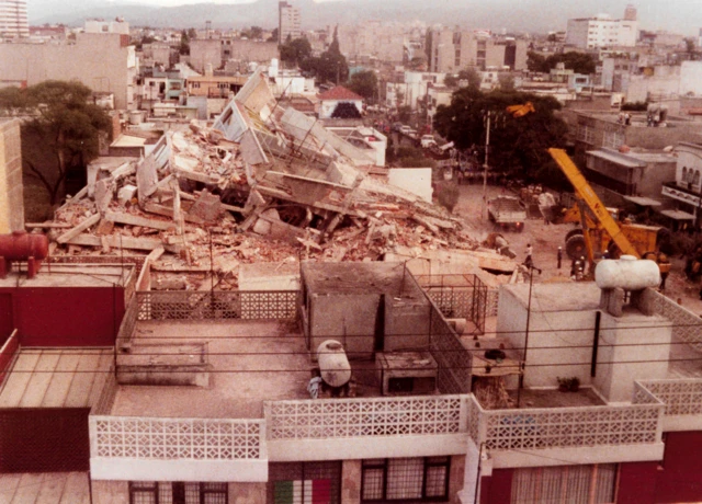 Un edificio derrumbado entre otros que resistieron el sismo de 1985
