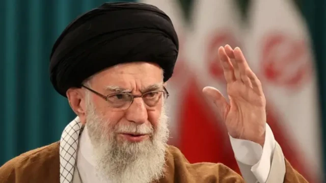 ਖ਼ੁਮੈਨੀ ਤੋਂ ਬਾਅਦ ਅਲੀ ਖ਼ਾਮੇਨਈ ਇਰਾਨ ਦੇ ਸਰਬਉੱਚ ਆਗੂ ਬਣੇ ਸਨ।