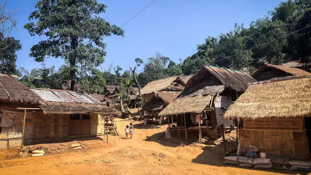 မီးမလောင်ခင်တွေ့ရတဲ့ ဘန်တုံယန်း ဒုက္ခသည်စခန်း 