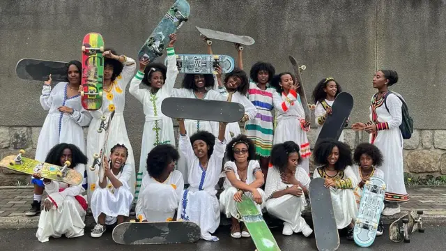 ታዳጊ ሴት ስኬተሮች በአዲስ ዓመት 