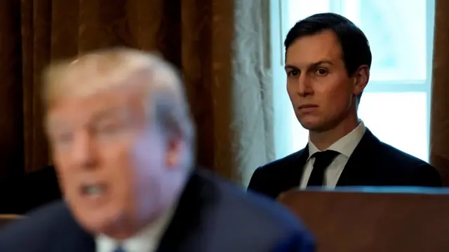 Jared Kushner, con rể của ông Trump ngồi sau ông trong một cuộc họp nội các