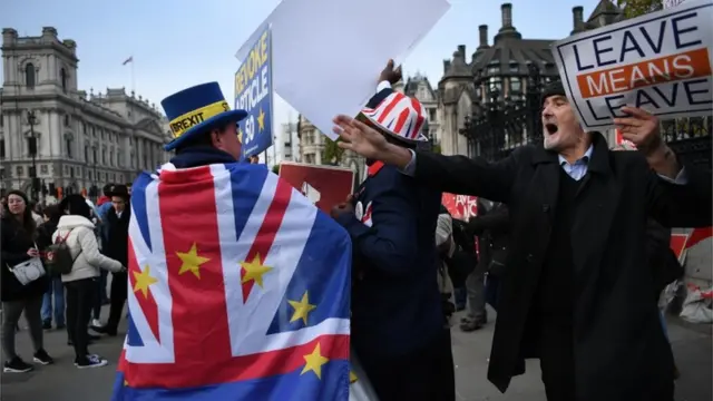 Cidadãos pró e contra o Brexit diante do Parlamento britânico nesta segunda-feira