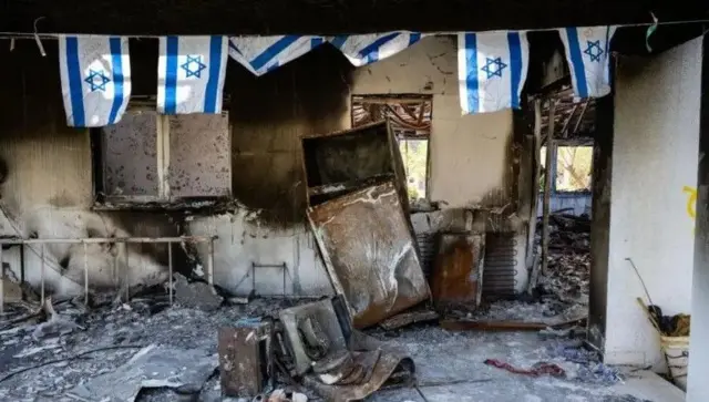 Une centaine de personnes, sur un total de 400 résidents de ce kibboutz, ont été enlevées ou assassinées par le Hamas.