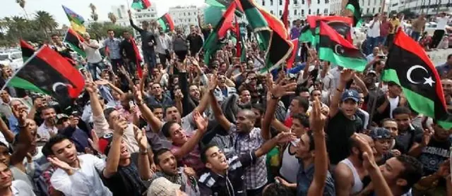 A l'annonce de sa mort une foule en liesse célèbre la fin de règne de Kadhafi