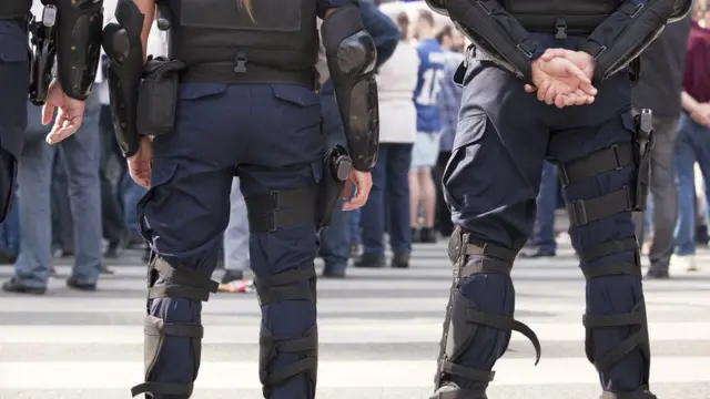 Спины полицейских