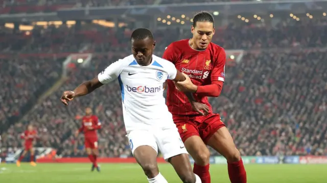 Mbawana Samatta akikabwa na beki wa Liverpool Virgil van Dijk