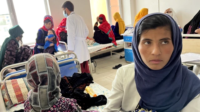 Dans une salle de l'hôpital de Ghor, des mères sont assises avec leurs enfants malades.