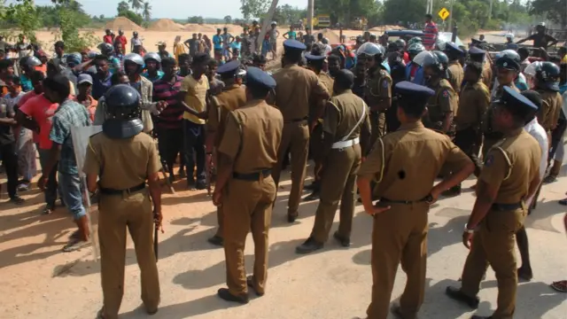 இலங்கை : இளைஞன் பலியானதால் படையினர் - பொது மக்கள் இடையே முறுகல்