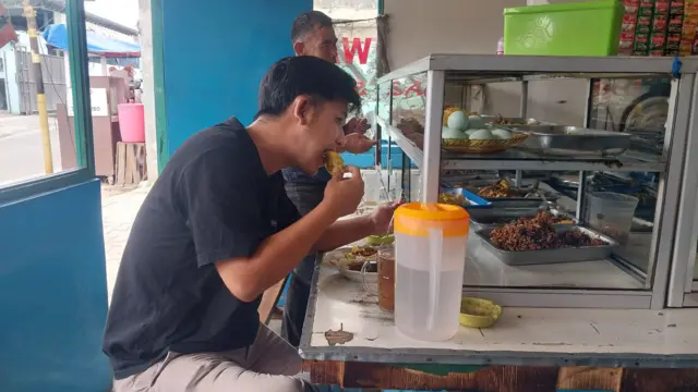 Abdul Fikri merogoh kocek berkisar Rp15.000 hingga Rp17.000 di warteg.