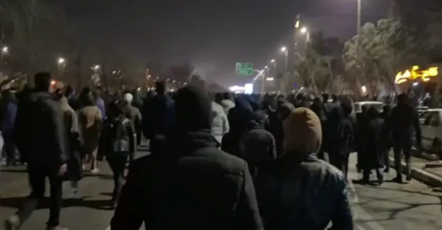 İran'ın Meşhed kentinde düzenlenen gösterilerde protestocuların "Şah çok yaşa" şeklinde sloganlar atmıştı.